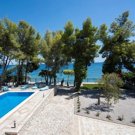 Lion Agioi Theodoroi (Corinthia)