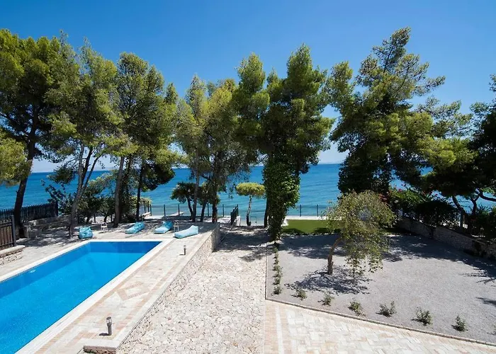 Lion Agioi Theodoroi (Corinthia)